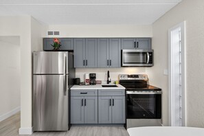 ثلاجة، ميكروويف، فرن، موقد طهي مسطح