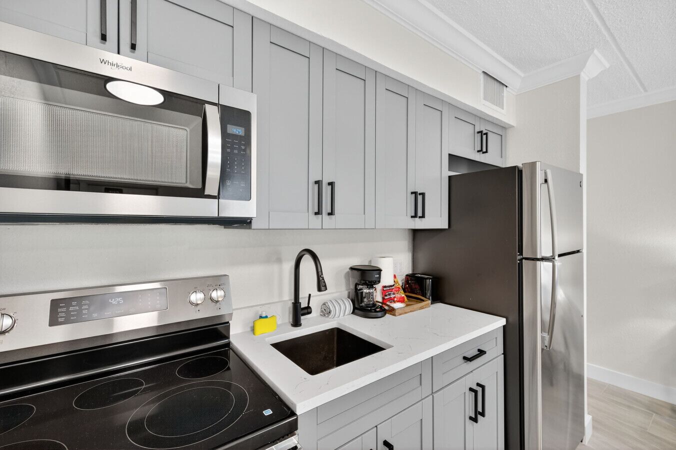 Kühlschrank, Mikrowelle, Ofen, Herdplatte