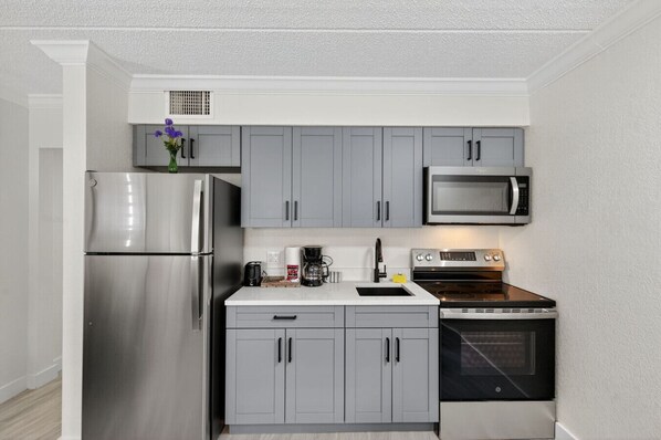 冰箱、微波炉、烤箱、炉灶