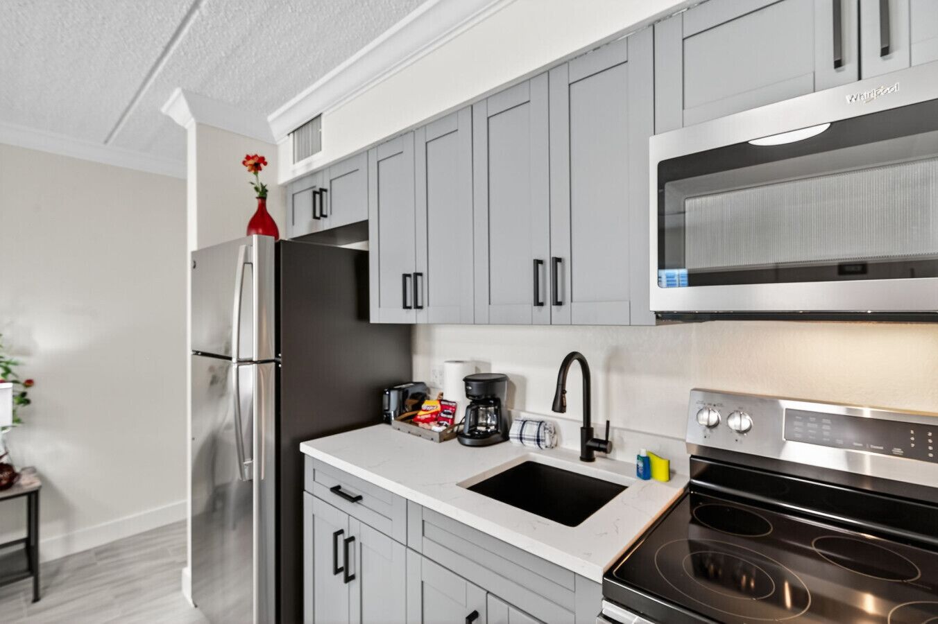 Kjøleskap, mikrobølgeovn, ovn og kokeplater