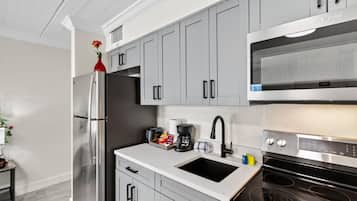 Frigorífico, microondas, horno y placa de cocina