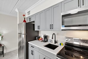 Frigorifero, microonde, forno, piano cottura