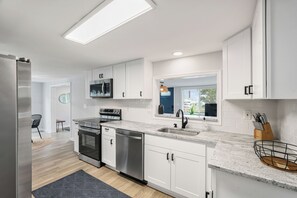 Mikrobølgeovn, ovn, kokeplater og oppvaskmaskin