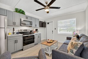 冰箱、微波炉、烤箱、炉灶