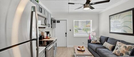 冷蔵庫、電子レンジ、オーブン、コンロ