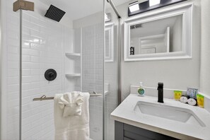 Hair dryer, towels - Ground-Floor Beach Retreat – Steps from Madeira Beach (St. Petersburg)
