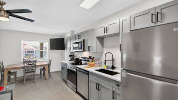 KylskÄp, mikrovÄgsugn, ugn och spishÀll