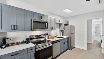 KylskÄp, mikrovÄgsugn, ugn och spishÀll