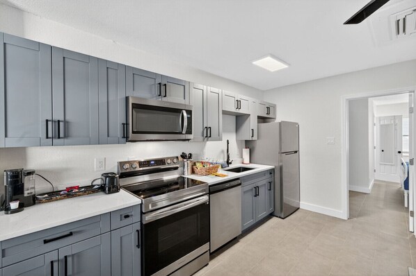 冷蔵庫、電子レンジ、オーブン、コンロ