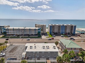 Exterior - 🌞 Top-Floor 1 Bedroom Suite Just Steps from Madeira Beach (St. Petersburg)
