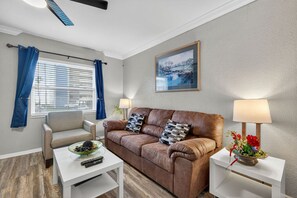 TV, books - 🌞 Top-Floor 1 Bedroom Suite Just Steps from Madeira Beach (St. Petersburg)