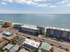 Exterior - 🌞 Top-Floor 1 Bedroom Suite Just Steps from Madeira Beach (St. Petersburg)