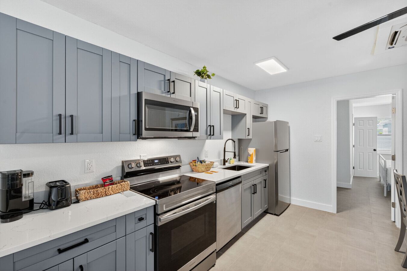 Kjøleskap, mikrobølgeovn, ovn og kokeplater