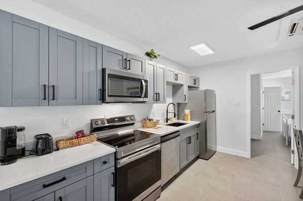 冰箱、微波炉、烤箱、炉灶