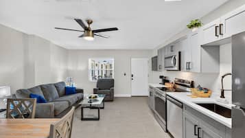 冰箱、微波炉、烤箱、炉灶