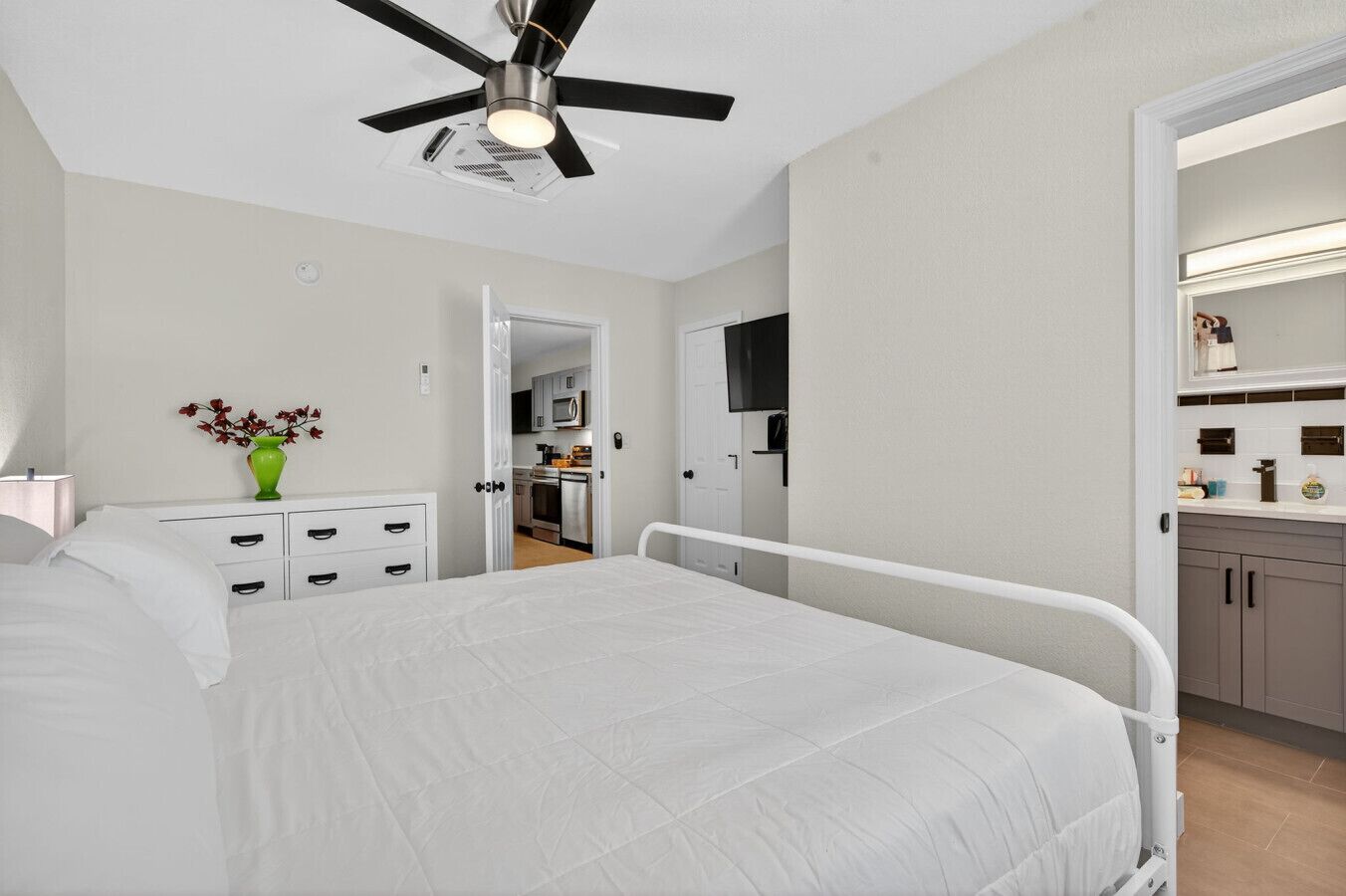 1 habitación, tabla de planchar con plancha, wifi y ropa de cama 