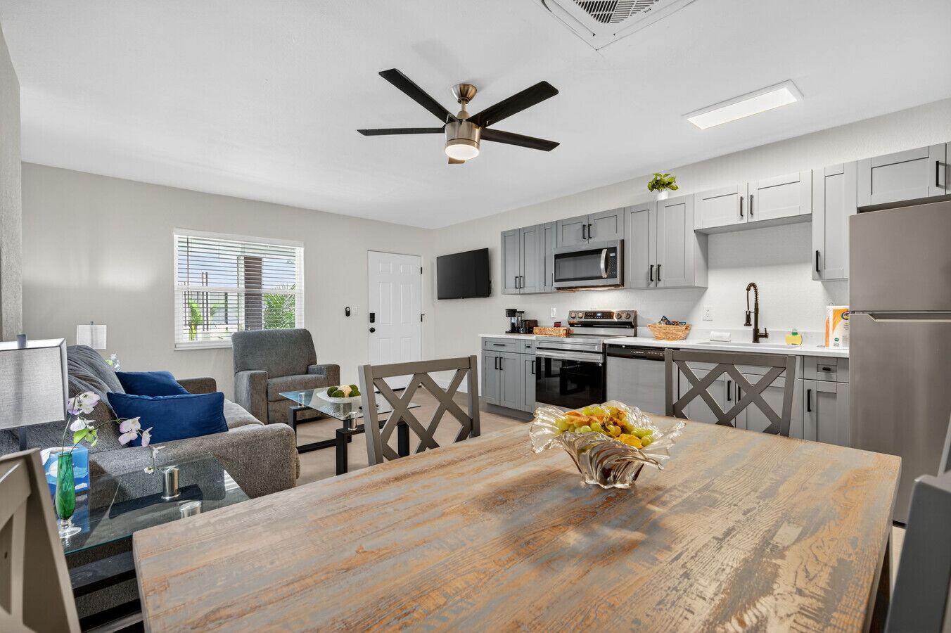 Refrigerador, microondas, horno y parrilla de estufa 