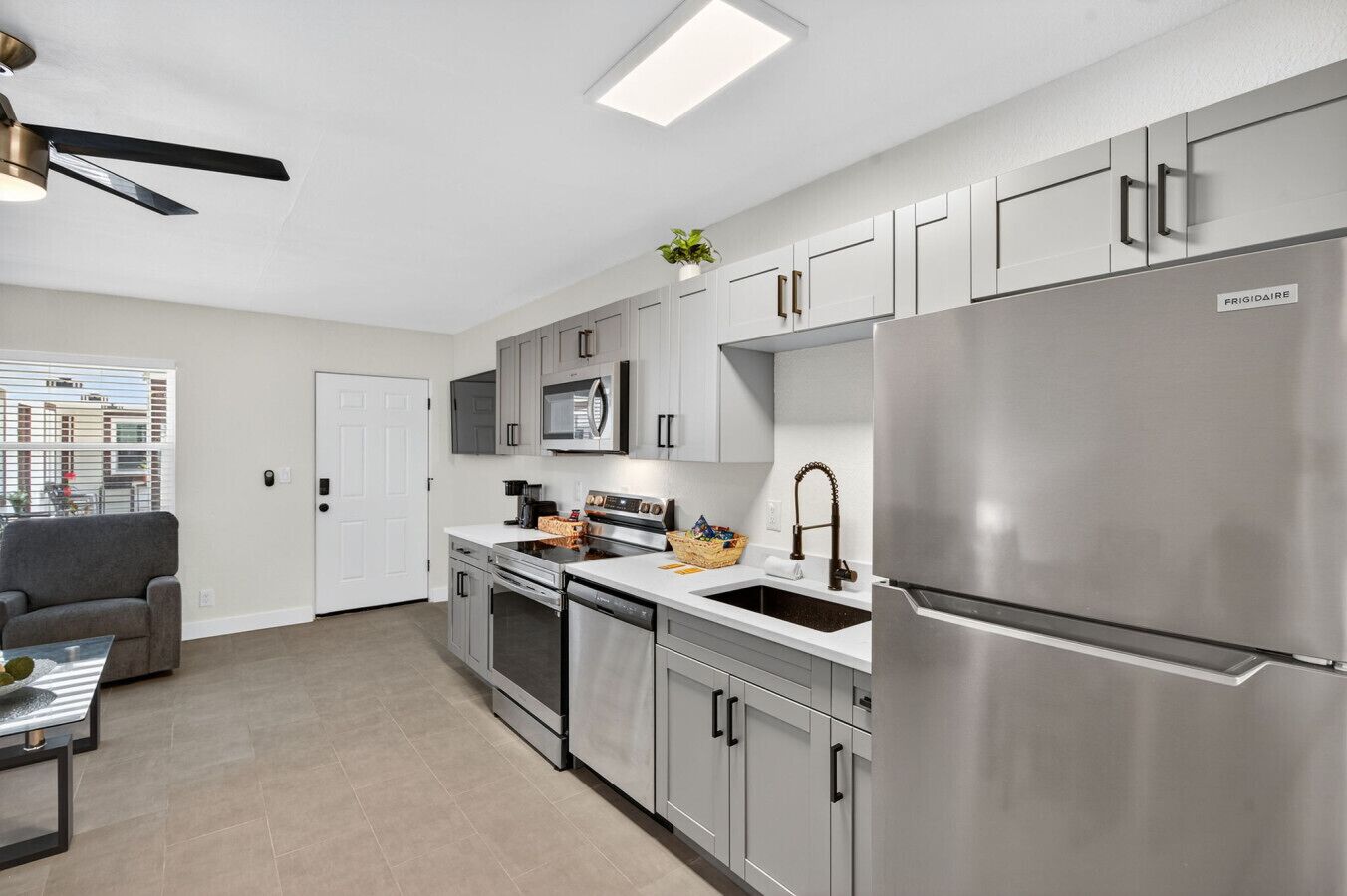 冰箱、微波炉、烤箱、炉灶