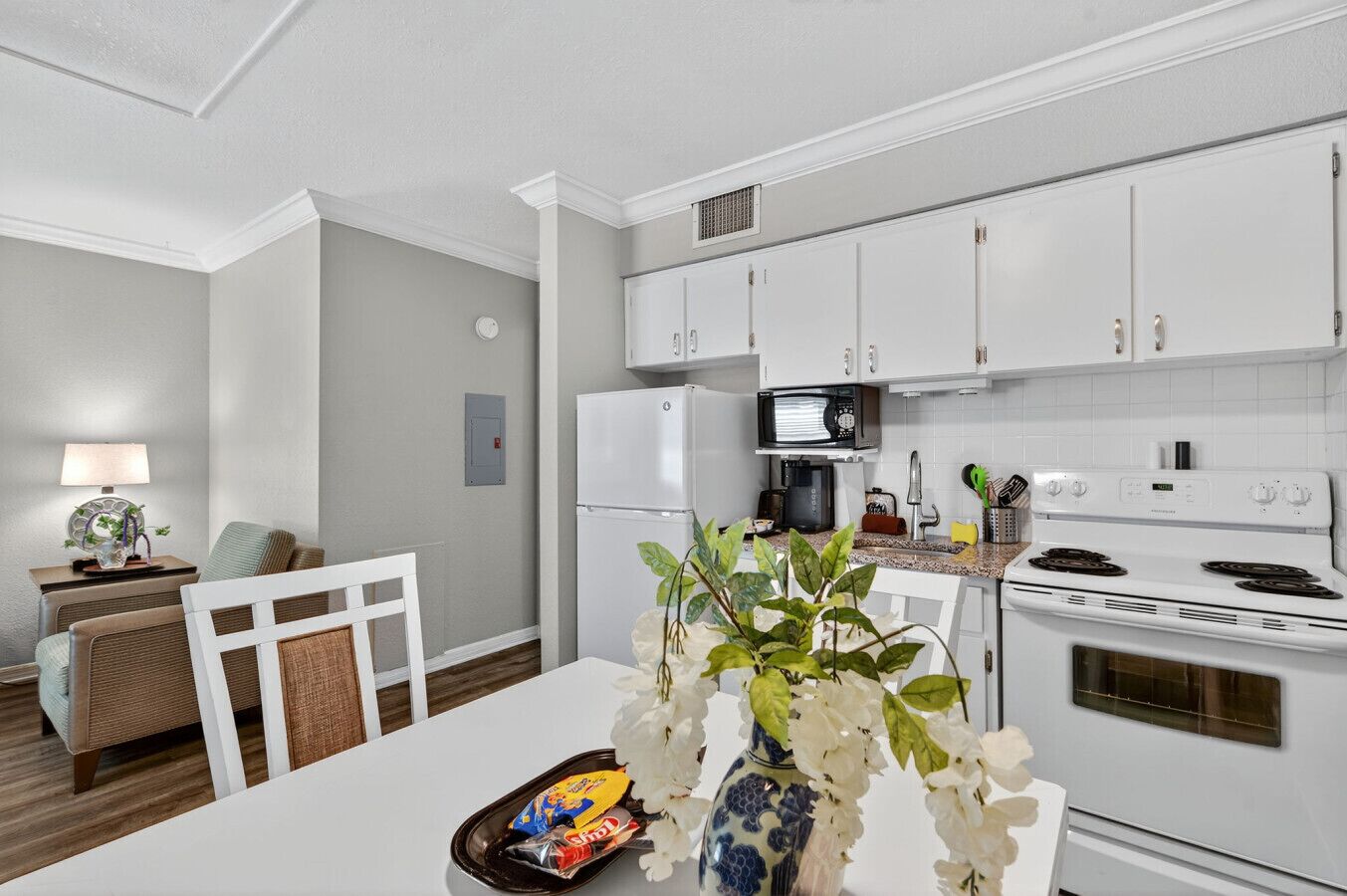 冰箱、微波炉、烤箱、炉灶