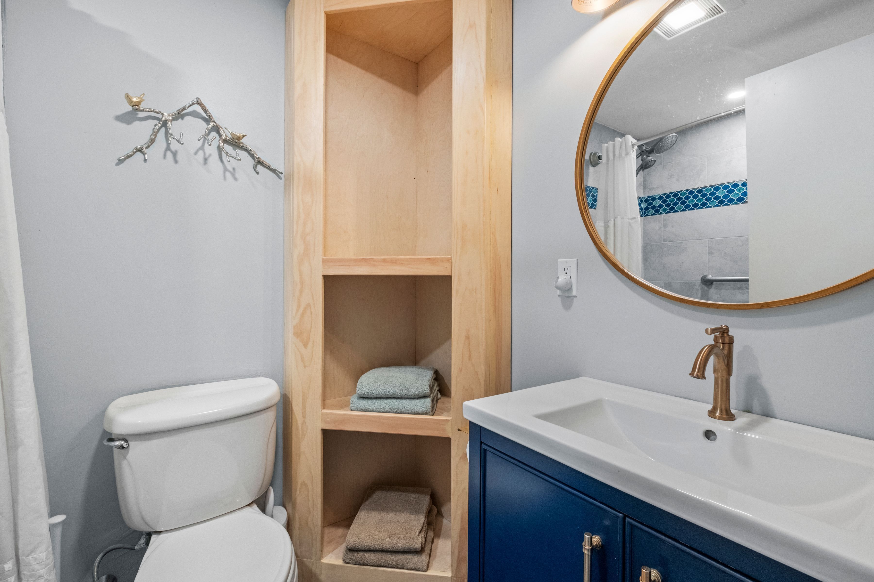 Douche, sèche-cheveux, serviettes fournies, papier toilette