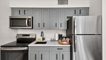 Geladeira, micro-ondas, fogão, cooktop