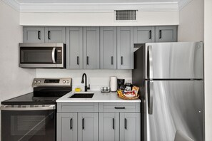 Refrigerador, microondas, horno y parrilla de estufa