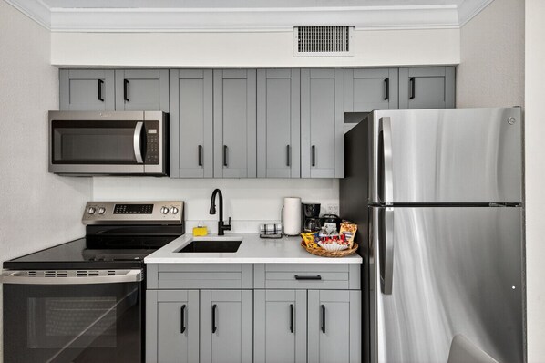 Geladeira, micro-ondas, fogão, cooktop