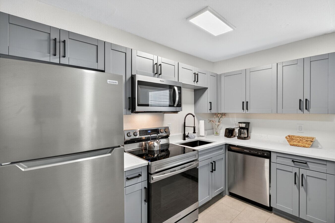 Kühlschrank, Mikrowelle, Ofen, Herdplatte