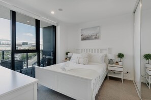 1 bedroom, laptop workspace, iron/ironing board, bed sheets - Cosy 1-bed With Pool, Gym ,parking (Canberra)