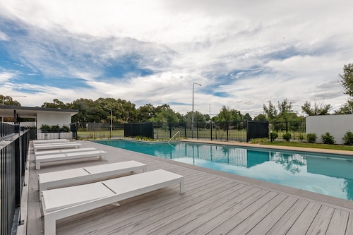 Cosy 1-bed With Pool, Gym ,parking