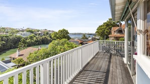 A balcony with a view of a lake and surrounding houses. - Poolside Stay - Close to Taronga Zoo & Luna Park (Sydney)
