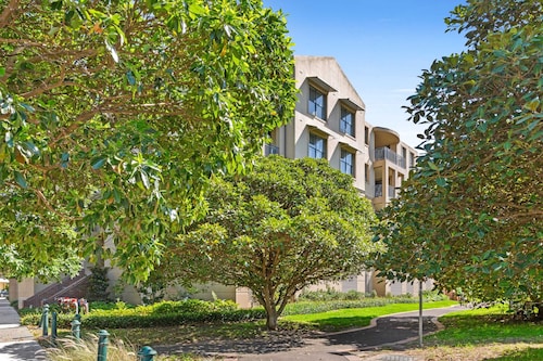 Elegant Stay in Balmain With Pool Access