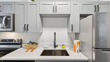 Geladeira, micro-ondas, fogão, cooktop