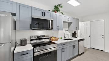 Een koelkast, een microgolfoven, een oven, een kookplaat