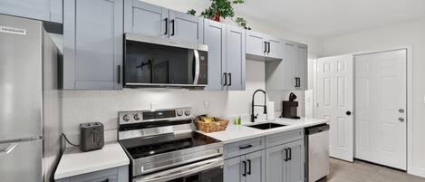 Een koelkast, een microgolfoven, een oven, een kookplaat