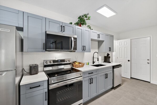 Refrigerador, microondas, horno y parrilla de estufa