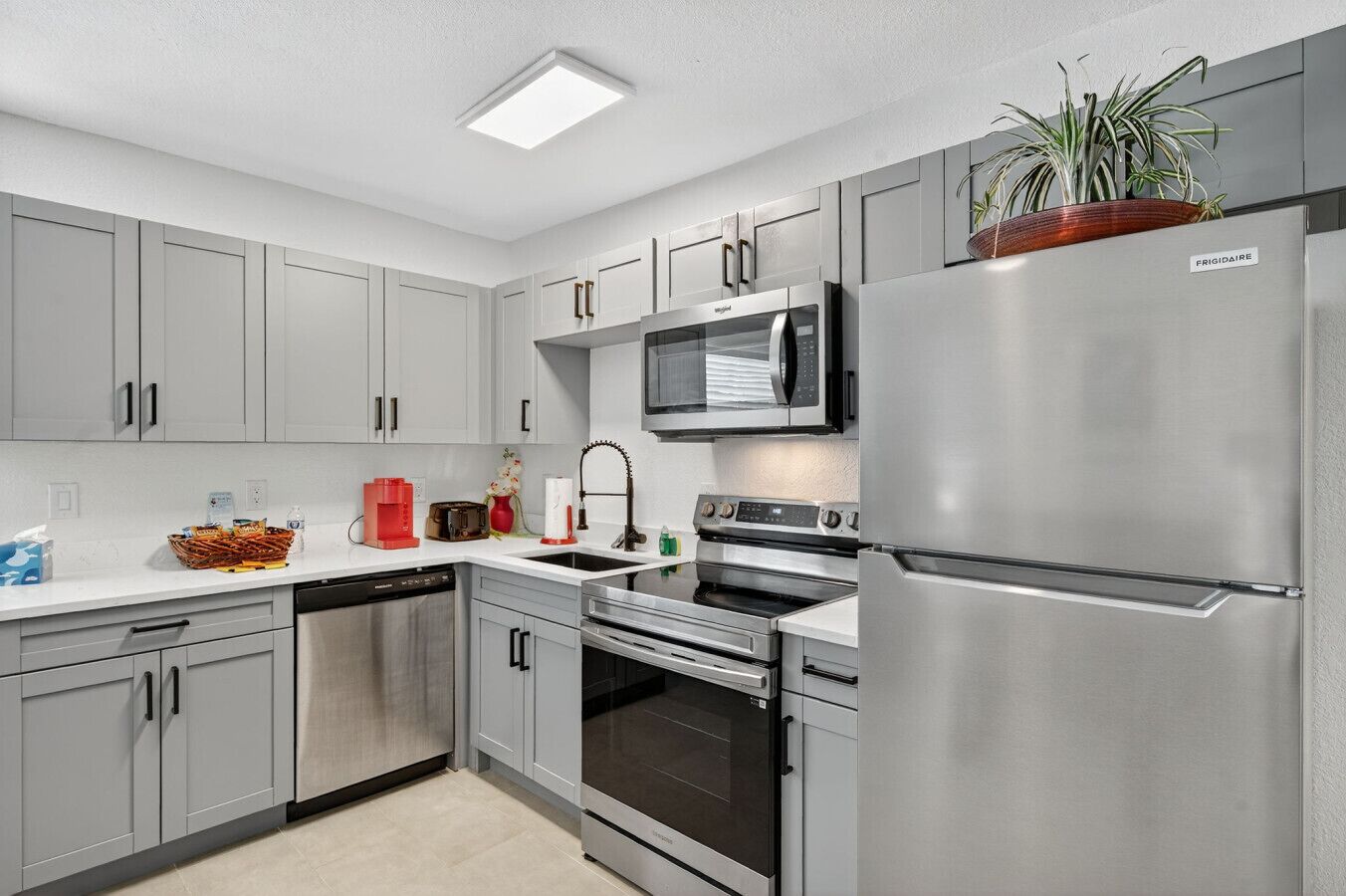 Refrigerador, microondas, horno, placa de cocina