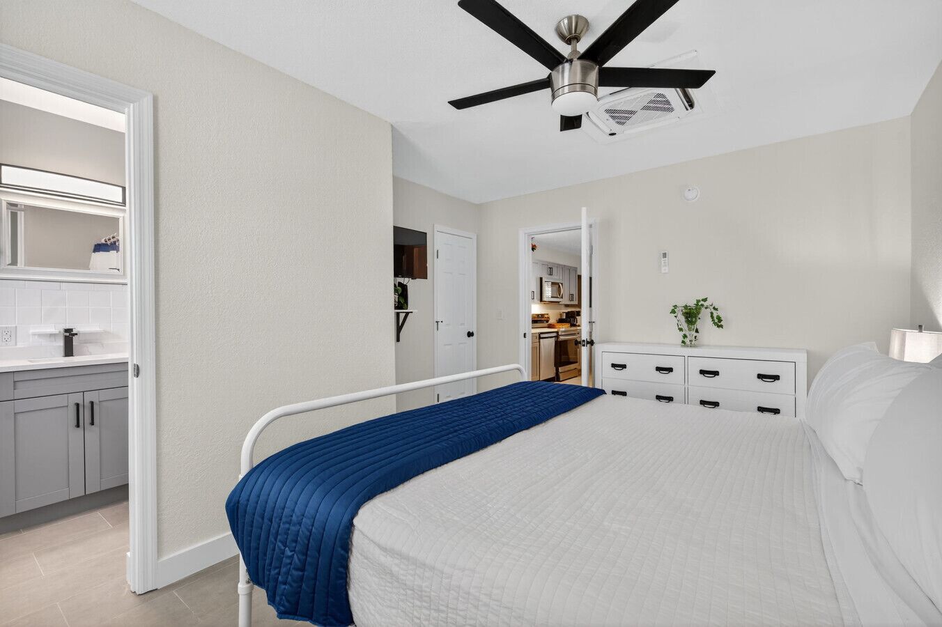 1 habitación, tabla de planchar con plancha, wifi y ropa de cama 