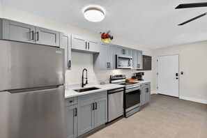 Kjøleskap, mikrobølgeovn, ovn og kokeplater