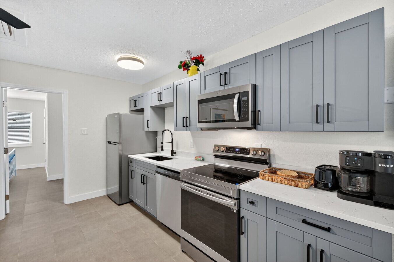 Kjøleskap, mikrobølgeovn, ovn og kokeplater