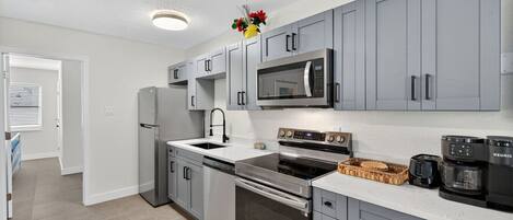 ثلاجة، ميكروويف، فرن، موقد طهي مسطح