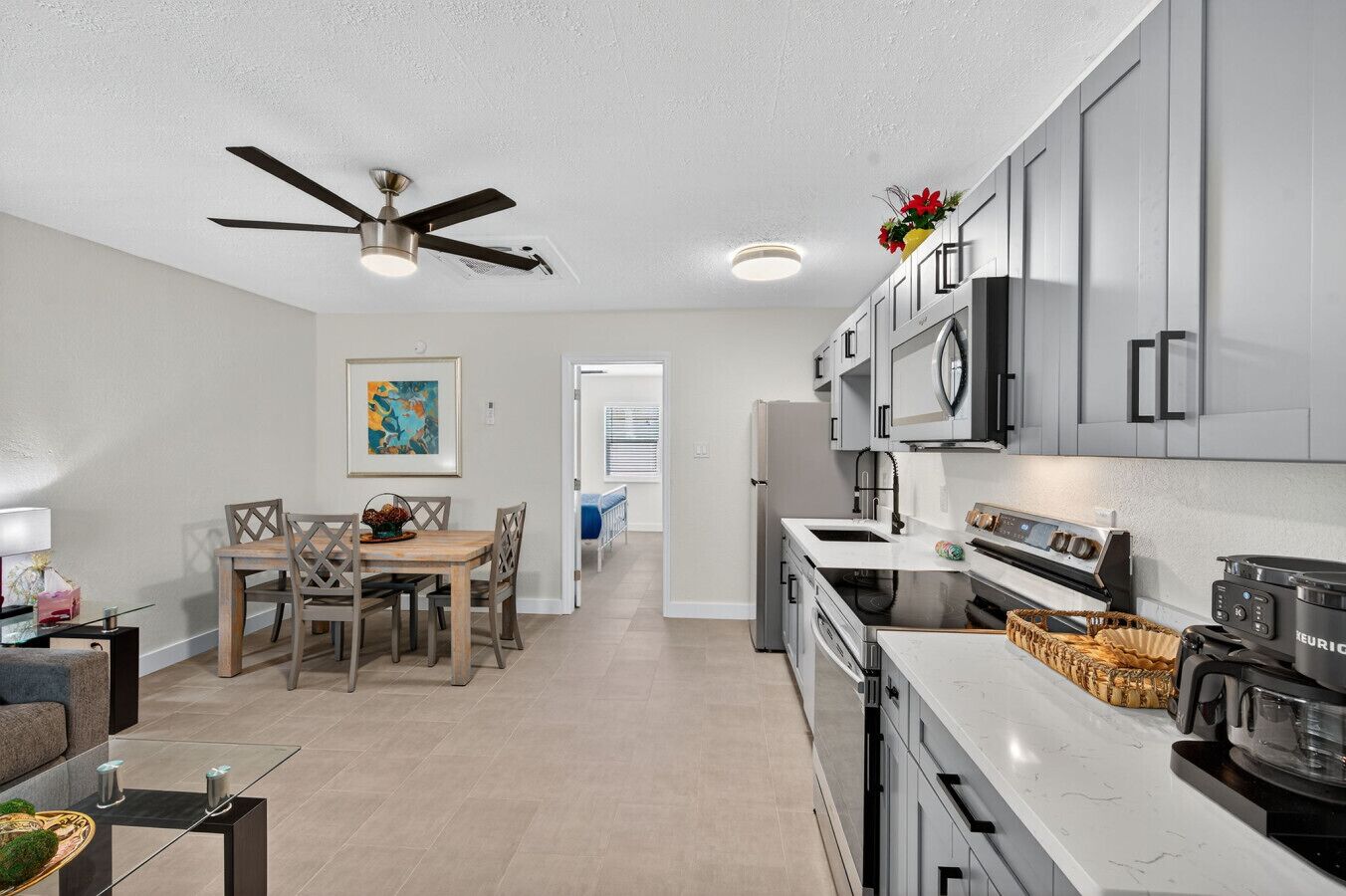 Kühlschrank, Mikrowelle, Ofen, Herdplatte