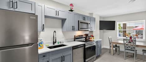 Kühlschrank, Mikrowelle, Ofen, Herdplatte