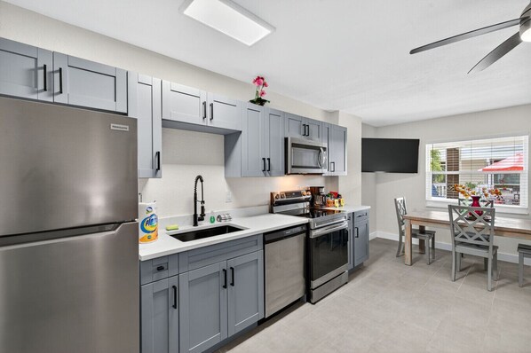 冰箱、微波炉、烤箱、炉灶