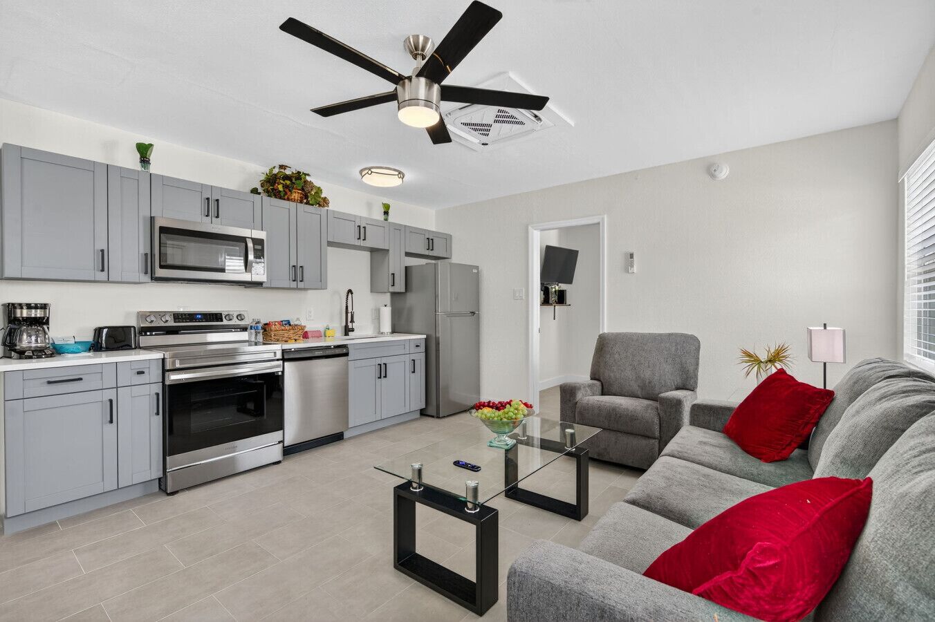 Refrigerador, microondas, horno y parrilla de estufa 