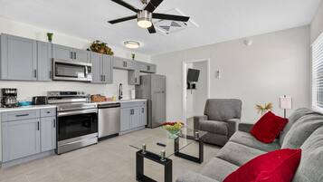 Refrigerador, microondas, horno y parrilla de estufa