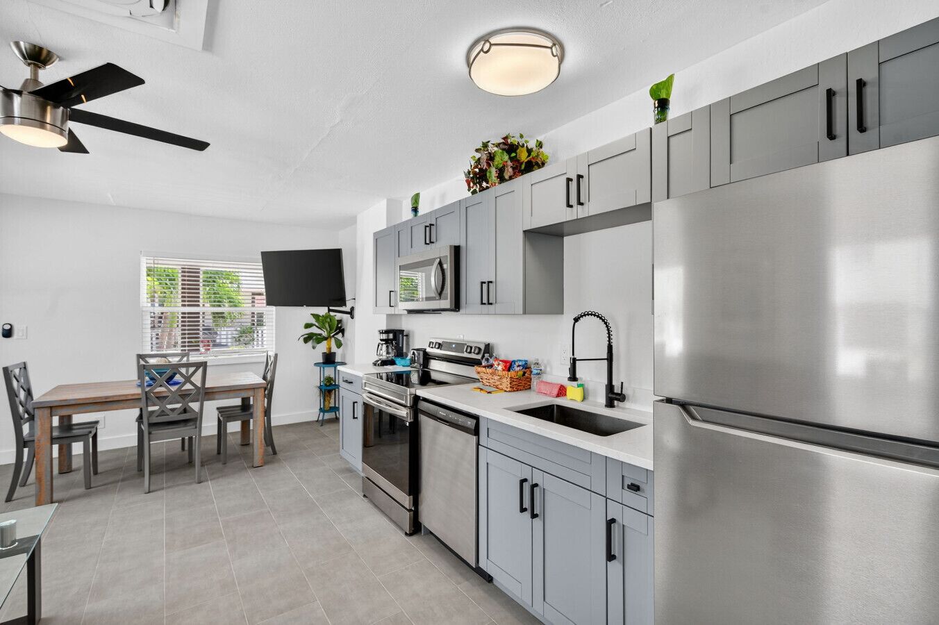 Refrigerador, microondas, horno y parrilla de estufa 