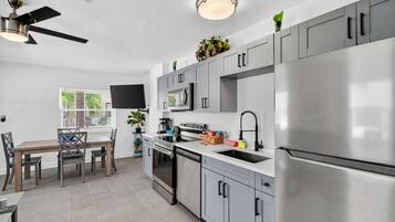 Refrigerador, microondas, horno y parrilla de estufa