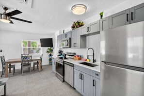 Kjøleskap, mikrobølgeovn, ovn og kokeplater