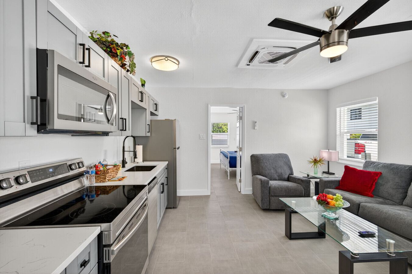 Kühlschrank, Mikrowelle, Ofen, Herdplatte